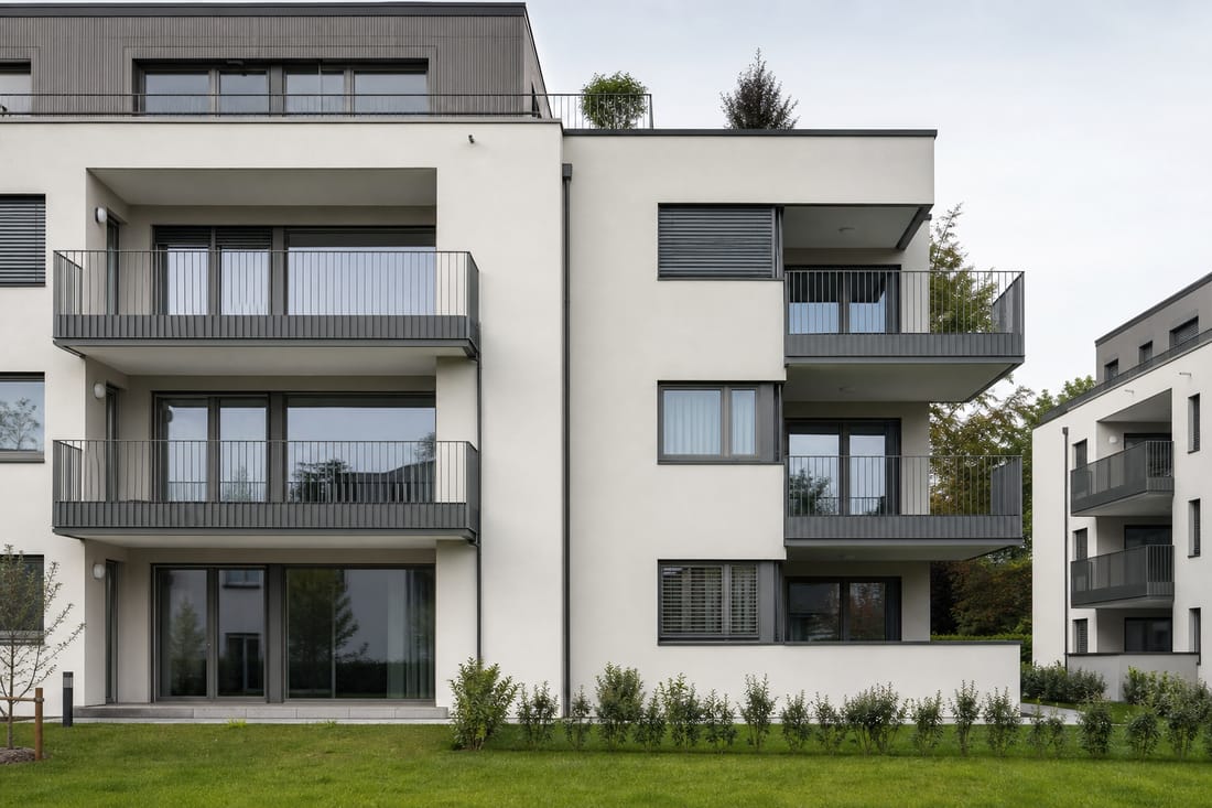 Exemple : façade d'immeuble résidentiel soigné, sans panneau